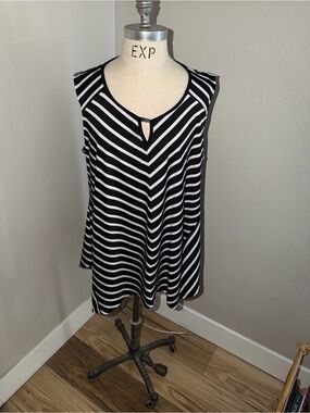Avenue Black & White Striped Sleeveless Keyhole Top. Pit to Pit 21in Sz18